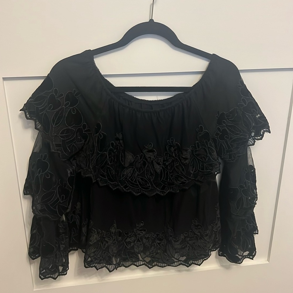 Off the shoulder deatiled blouse